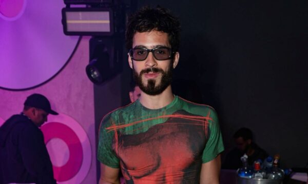 João Guilherme aposta em camisa vintage de luxo, de R$ 3 mil, para show do irmão, Zé Felipe