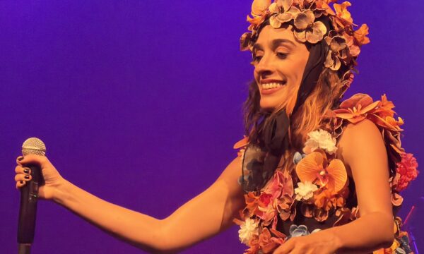 Sedenta de vida e sonho, Juliana Linhares reina como grande artista do Brasil no show 'Até cansar o cansaço'