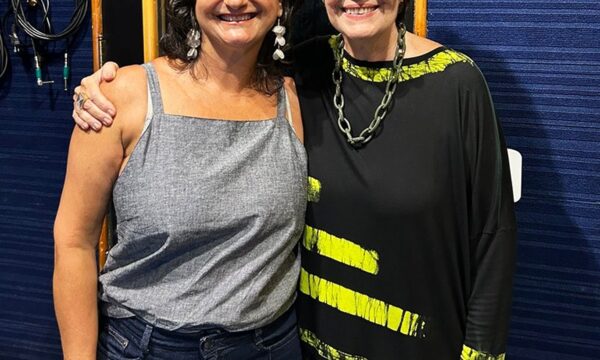 Leila Pinheiro cai no samba do álbum solo de Tina Werneck, 'Cheguei tinindo'