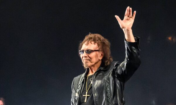 Tony Iommi fala sobre novo álbum solo, sente falta de Ozzy Osbourne e diz que não vai a lugar nenhum