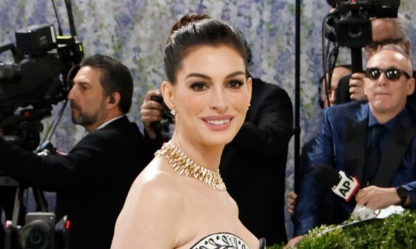 Jornal americano ironiza suposta ‘dependência’ dos EUA de Anne Hathaway