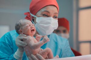 Por Você: Vanessa se nega a atender paciente, e Bela salva mãe e bebê