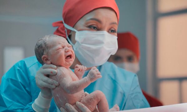 Por Você: Vanessa se nega a atender paciente, e Bela salva mãe e bebê