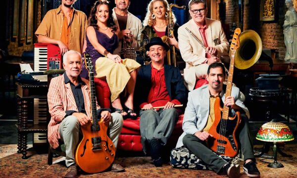 Grupo carioca Gafieirando saúda Paulo Moura e Zé da Velha em álbum que traz a voz de Guinga no 'Bolero de Satã'