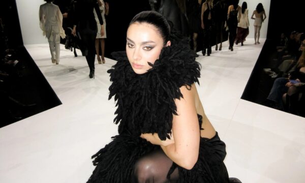 Novo álbum de Charli XCX mistura rock 'n' roll com o charme das divas pop; saiba por que ouvir com o 'Selo gshow'