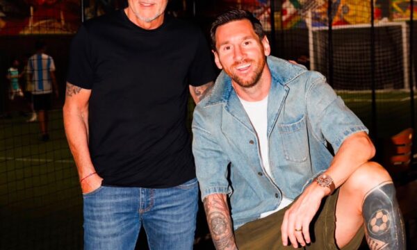 Cristino Ronaldo consola Messi após a morte de seu pai