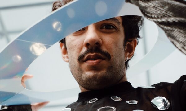 Lucas Bezerra faz feats com Zé Ibarra, Rita Benneditto e Geraldo Azevedo em álbum dedicado às músicas de Totonho