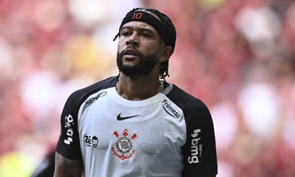 Vice do Corinthians responde clipe polêmico de Memphis Depay com ironia: ‘Rapper contratado para jogar bola’