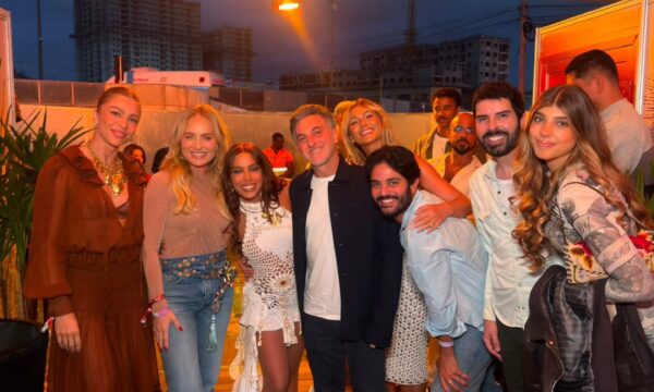 Lívia Andrade, Luciano Huck, Angélica, Grazi Massafera encontram Anitta nos bastidores de show: 'Bonde pesadão'