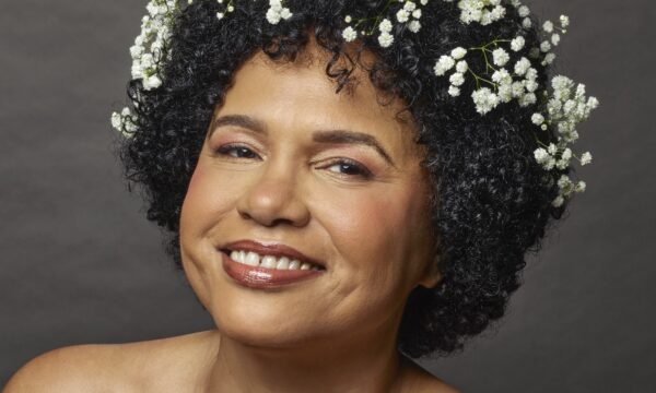 Teresa Cristina marca posição no bloco  de sambas do primeiro álbum autoral da discografia, 'Tudo que eu tenho'