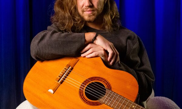 Vitor Kley regrava canção do Barão Vermelho e recicla sete músicas do próprio repertório em álbum redundante