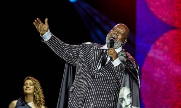 Péricles mostra por que é o 'Rei da Voz' em show sem pagode e com muitos sucessos do soul e R&B norte-americanos