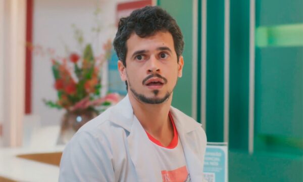 Por Você: desesperado de paixão por Leandra, Toy se passa por médico
