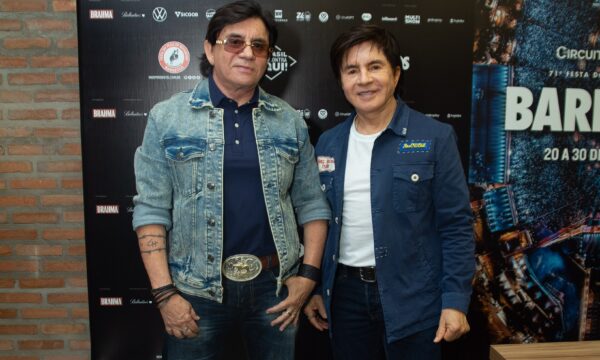 Chitãozinho resgata foto nostálgica com Xororó de cabelo mullet e celebra os 69 anos do irmão