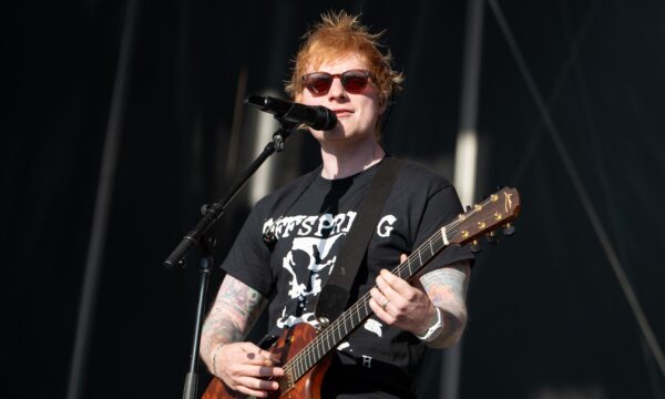 Em primeiro show após polêmica, Ed Sheeran agradece músicos: ‘Aceitaram sabendo que seriam odiados’