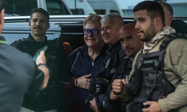 Entenda por que Elton John usou cadeira de rodas em aeroporto do Rio