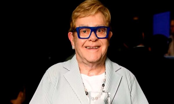 Elton John, que se apresenta hoje no Rock in Rio, interrompeu aposentadoria e já enfrentou oito doenças; saiba quais são