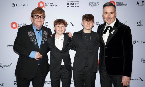 Elton John e o marido David Furnish são pais de dois filhos, afilhados de Lady Gaga; conheça a família