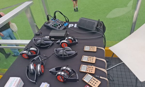 Sentir a música, ‘ver’ o palco pelo rádio e fugir do barulho: como funciona a acessibilidade no Rock in Rio