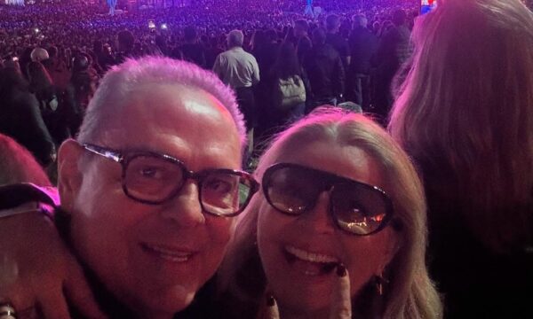 Luis Roberto curte show de Gilberto Gil no Rock in Rio ao lado da esposa: 'Viva'