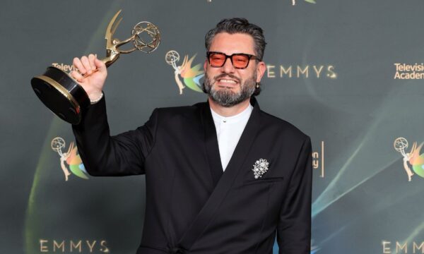 Brasileiro Miguel Gandelman ganha Emmy pela direção musical do show de Bad Bunny no Super Bowl