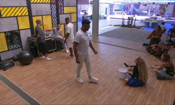 Uel e Dan Ferrera têm atrito durante ensaio, e cantor questiona: ‘Você não aprendeu ainda?’