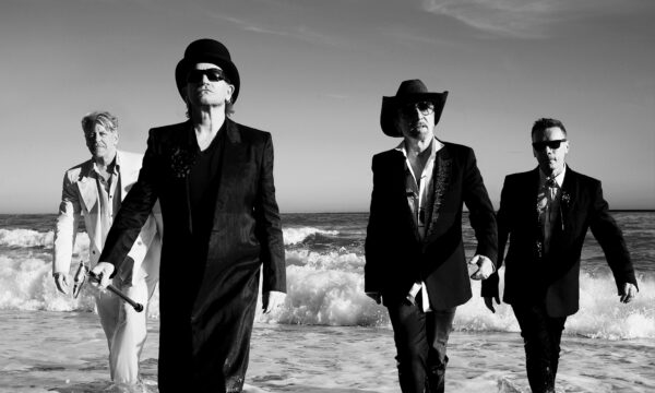 U2 anuncia 'Carnaval de Luz', álbum que tem Rosalía e dueto póstumo com Dolly Parton