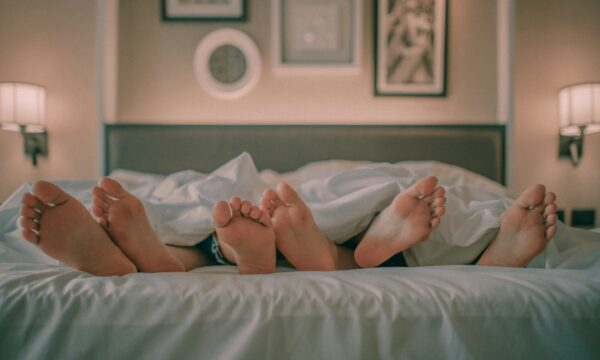 Dia do Amante: pesquisa sobre cuckold aponta que 91% dos brasileiros consideram incluir terceira pessoa na relação