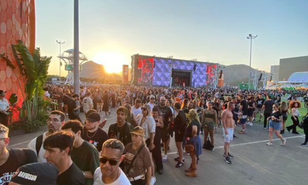 'Caça ao tesouro': fãs fazem filas de mais de 1 hora atrás de 1 milhão de brindes na Cidade do Rock