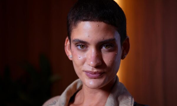Laura Fernandez rebate críticas por looks ousados e surpreende ao falar sobre flertes: 'Como os incas'