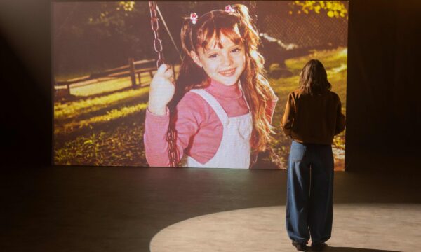 Isabelle Drummond reencontra sua versão criança em campanha do Criança Esperança 2026