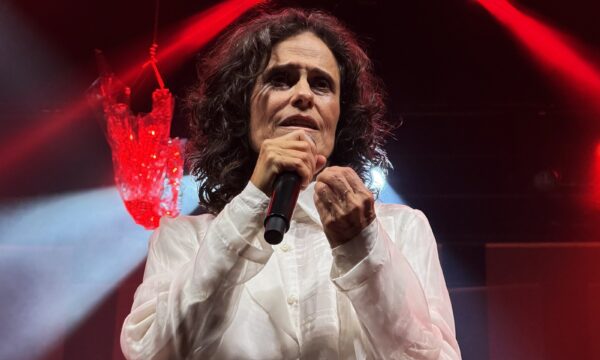 'Agudo grave' de Zélia Duncan se abre na pulsação transformadora de show com direção musical de Maria Beraldo