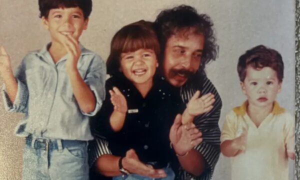 Filho de Benito di Paula resgata fotos da infância com os irmãos e revela últimas conversas com o pai