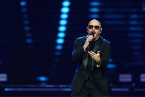 Pitbull relembra Dolly Parton e revela a brincadeira que a cantora fazia com ele