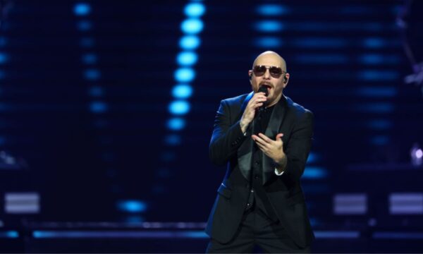 Pitbull relembra Dolly Parton e revela a brincadeira que a cantora fazia com ele